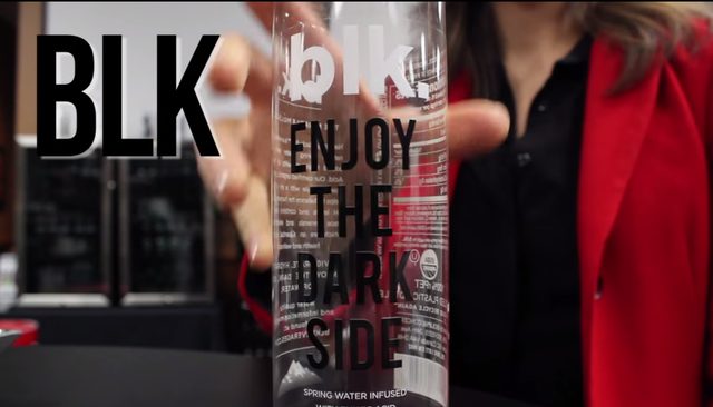 画像: 飲み干すと、「ENJOY THE DARK SIDE」の文字が。おしゃれか! youtu.be