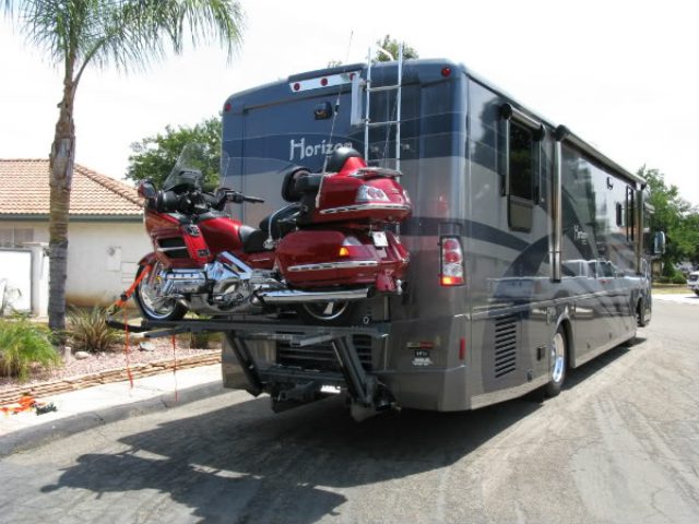画像: オマケです。4輪キャンパーに自転車やモーターサイクルを積んだり、キャンパー設置後の足となるクルマを牽引したりするのは非常にポピュラーな遊び方です。しかし・・・キャンパーに積むモーターサイクルがGLというケースは・・・? フツーはもうちょっと軽いヤツ選びますよね・・・。どんだけGLが好きなのか、問い詰めたいです(笑)。 i479.photobucket.com