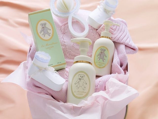 画像: 顔も身体もお子様と一緒に使えるフォームウォッシュと保湿ローション。愛らしいテディベアのキャラメルちゃんをデザインしたパッケージで幸福感に包まれて。 www.facebook.com