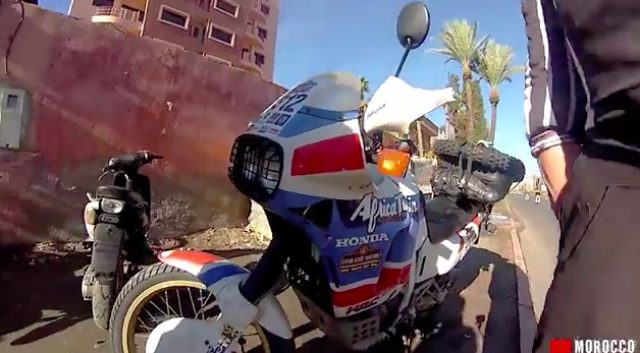 画像: 旅の相棒はホンダアフリカツイン。最近新型のアフリカツインが発表されましたが、やっぱりアフリカツインと言ったらこのルックスのVツインですよね!(*個人の感想です?)