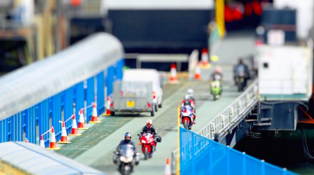 画像: 本土からマン島へ向かうフェリーに乗り込むモーターサイクルたち・・・これもミニチュア? vimeo.com