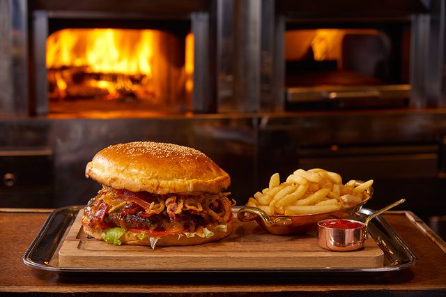 画像: オーク ドア バーガー(ジャイアント) 直径20cm ¥8,600 restaurants.tokyo.grand.hyatt.co.jp