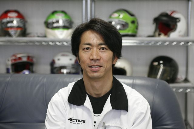 画像: 現代のヘルメットにはない小さな帽体がもたらす効果とは