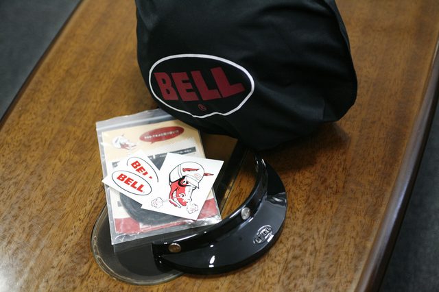 画像: BELL 500-TXJの同梱物。同時にリメイクした520Jバイザーと、当時の広告キャラクタのステッカーも貴重なものだ。