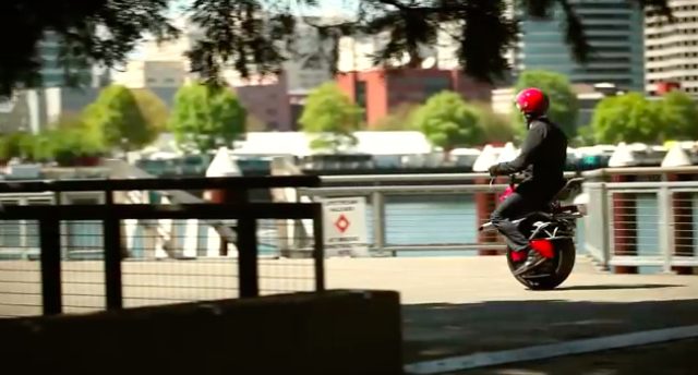 画像2: 今時、二輪じゃなくて一輪バイクでしょ!という可能性を感じさせてくれる電動一輪バイク、「Ryno」。