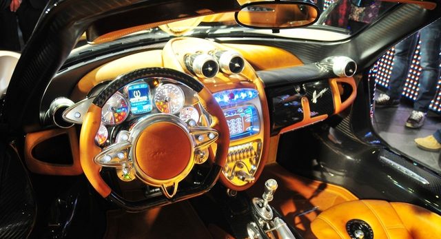 画像: Huayraのコックピット max.carhoots.com