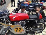 画像: OVER RACING代表の佐藤さん(左)は、ホンダCB450レーサーで参加。模擬レース(速いクラス)ではぶっちぎりの優勝でした。