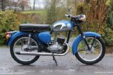 画像: こちらが車体関係の元ネタとなった、BSAバンタムD4です。ドイツのDKW RT125を範にした2ストローク単気筒を搭載するバンタムシリーズの最終型で、安価なモーターサイクルとして英国民に愛されました。 www.classicandracebike.co.uk
