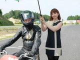 画像: ついに私も有力選手として認められ、iBレディにパドックガールとしてグリッドについていただけました(笑)。ERISAさんありがとうございました。私、青森生まれではないですが、5~10歳の間は青森そだちです? www.ibg.co.jp