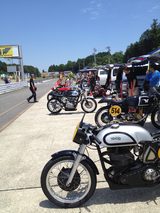 画像: ロレンス編集部の宮﨑は、手前のマンクス・ノートンと、ホンダC200で2クラスにエントリーしました。