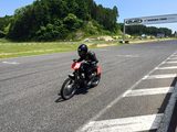 画像: 来た、見た、勝った!(ラビットツーリングには・・・)。競り合う相手がいると、模擬レースも楽しいものです。 www.facebook.com