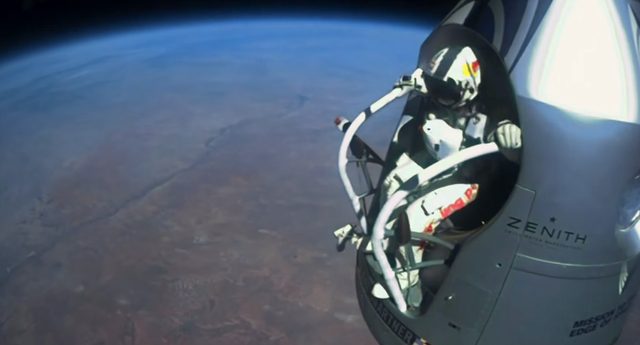 画像: お。いよいよ宇宙遊泳か?てか、気球でもだいぶ高く飛べるのね?w www.youtube.com