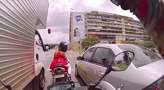 画像2: 【動画】謎のサンタガール!走行中に次々とアクロバット技を披露する姿がセクシーでカッコイイ!!