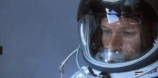 画像: 中には真剣な顔の宇宙飛行士が。 www.youtube.com