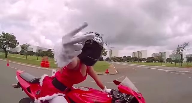 画像1: 【動画】謎のサンタガール!走行中に次々とアクロバット技を披露する姿がセクシーでカッコイイ!!