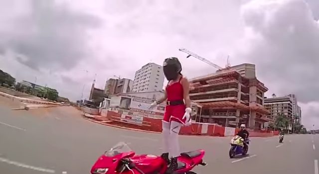 画像4: 【動画】謎のサンタガール!走行中に次々とアクロバット技を披露する姿がセクシーでカッコイイ!!