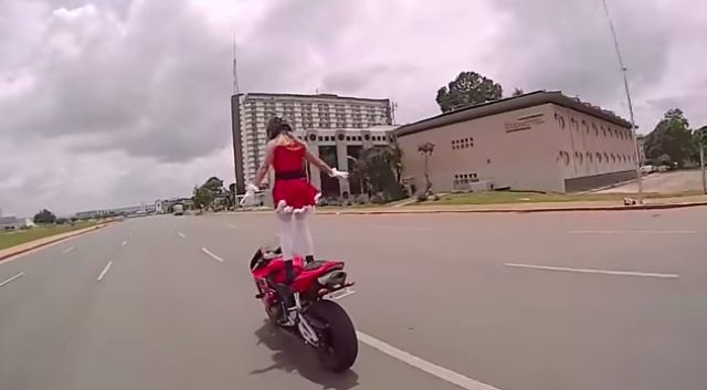 画像5: 【動画】謎のサンタガール!走行中に次々とアクロバット技を披露する姿がセクシーでカッコイイ!!