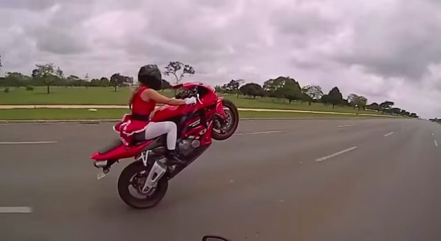 画像6: 【動画】謎のサンタガール!走行中に次々とアクロバット技を披露する姿がセクシーでカッコイイ!!