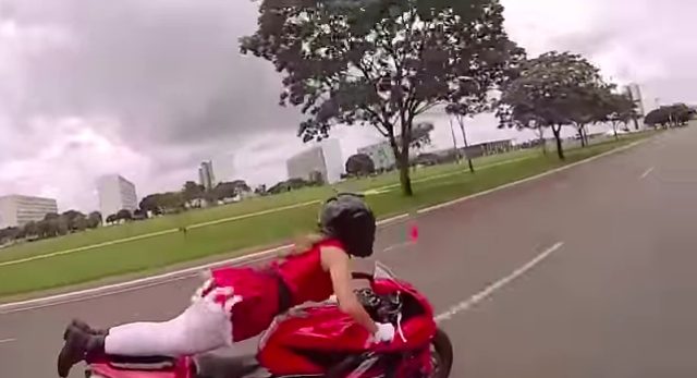 画像7: 【動画】謎のサンタガール!走行中に次々とアクロバット技を披露する姿がセクシーでカッコイイ!!
