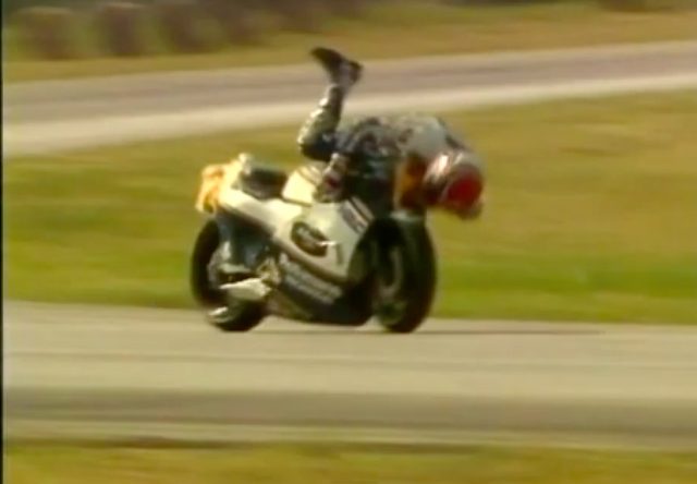 画像: レース後、ロッシが愛機ヤマハYZR-M1のフロントフェアリングにキスをするシーンは有名ですが、マモラはレース中にキスをしていました(笑)。さすがです? www.youtube.com