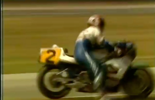 画像: ものすごいスピードで、ホンダNS500を押しがけするマモラ(嘘です)。ちなみに当時は、まだGPは押しがけスタートを採用し続けていました(これはホント)。 www.youtube.com