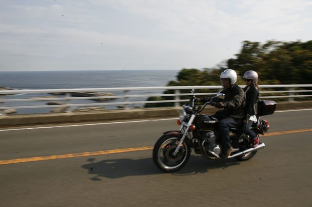画像: エンジンブレーキの効きが極めてマイルドなので、前後方向のピッチングは非常に少ないです。そのため、タンデムライダーは不意に前後に体を持って行かれることが少ないので、乗っていて快適だったみたいです。