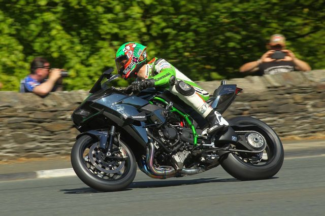 画像: 37 ¾マイル(約60km)のコースをハイスピードで走るH2R。数多くのカメラのターゲットになったのは言うまでもありません。 www.morebikes.co.uk