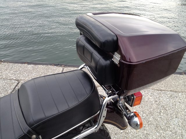 画像: 試乗車はTRカンパニーの販売車両です。このSHOEI製トップケースのほかパニアケース、そして大型スクリーンがセットで販売されているのは、お買い得で嬉しいポイントです。