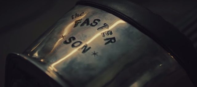 画像: ボディにはthe FASTER SONの文字が www.youtube.com