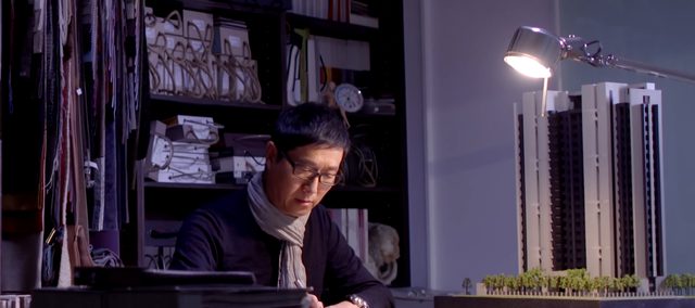 画像: 静謐なオフィスで一人作業に打ち込む www.youtube.com