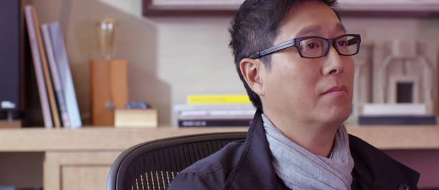 画像: 911 Carrera GTSの進化をたたえるSimonさん www.youtube.com