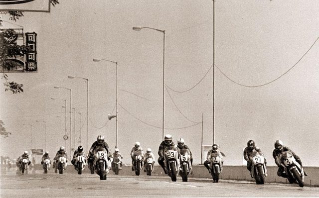 画像: 1970年代のマカオGPの1シーン。1970〜1980年代のマシンは2ストローク500、750ccが主流で、4ストロークのTT-F1マシンも走ってます。 3.bp.blogspot.com