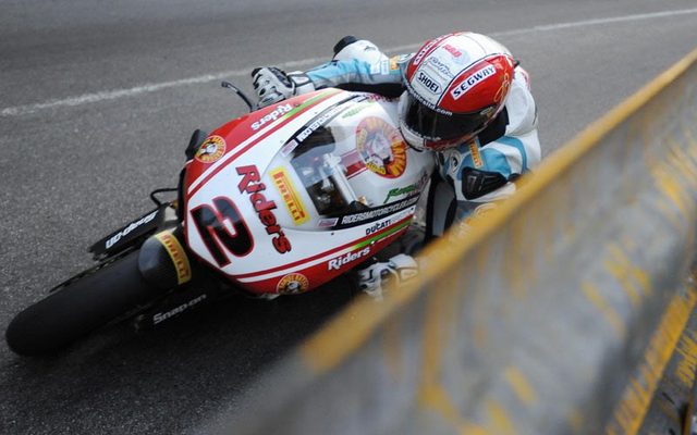 画像: 2011年のマカオGP。ドゥカティ1098で優勝したマイケル・ラッター。手前のガードレールとの距離に注目! images.mcn.bauercdn.com