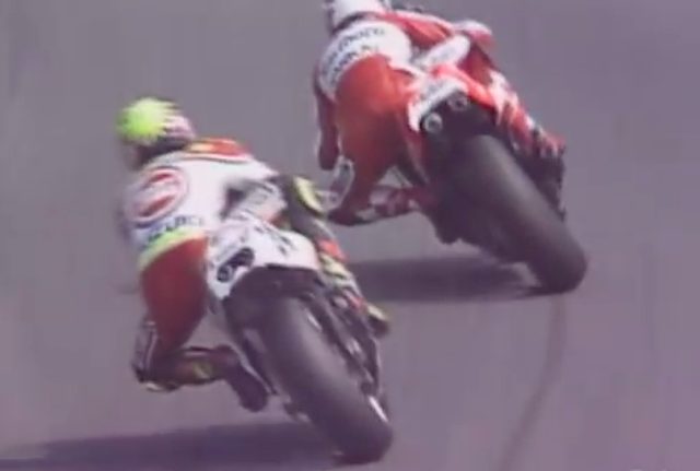 画像: レイニーのヤマハYZR500(右側)のリアタイヤがパワースライドで描く、ブラックマークがすごいです! www.youtube.com