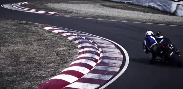 画像: S字コーナーに突っ込んでいくR1 youtu.be