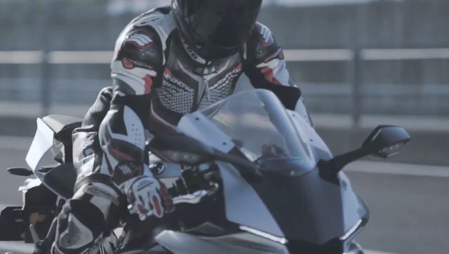 画像: 完成したR1を菅生サーキットでテストを繰り返す www.youtube.com
