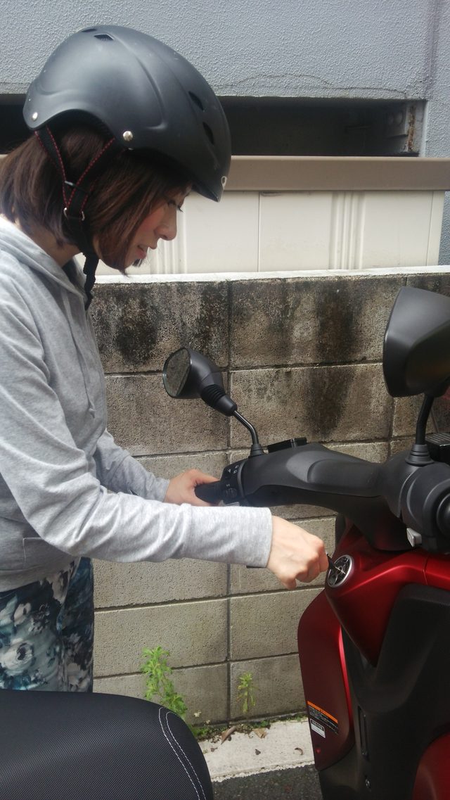画像1: シート下トランクはメインキーでオープン。