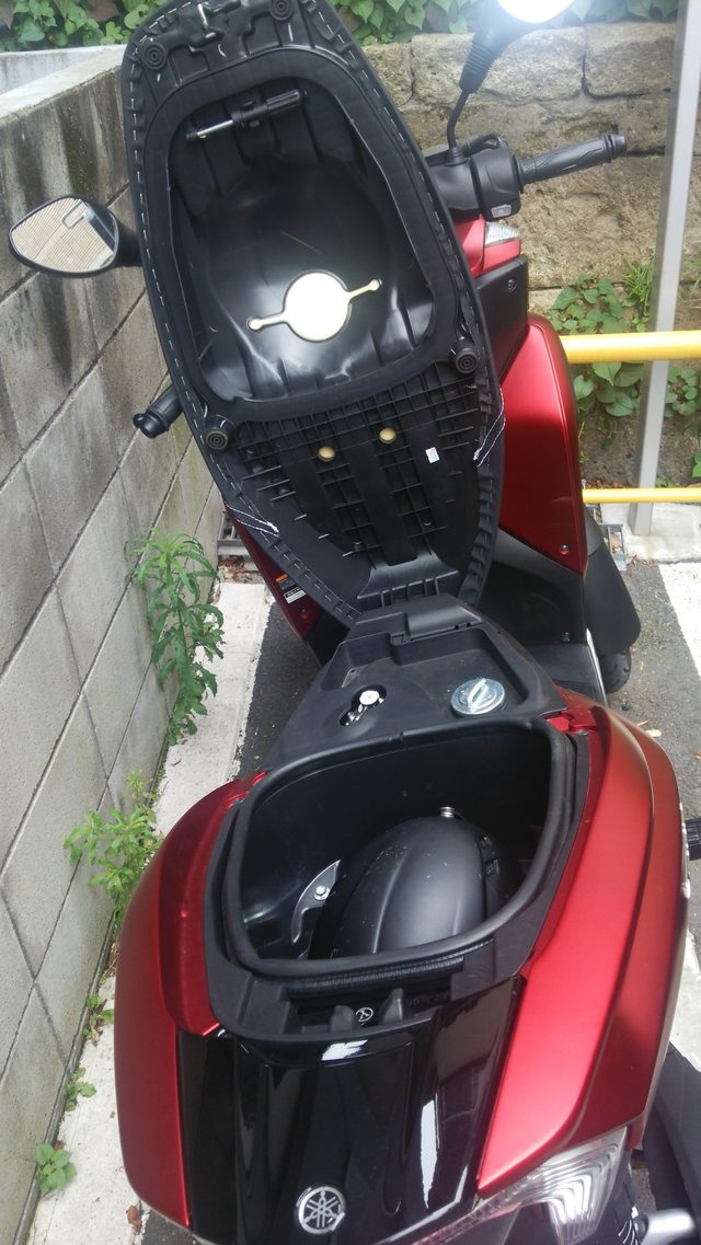 画像2: シート下トランクはメインキーでオープン。