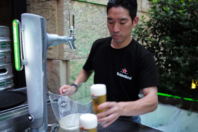画像: 通常のビールは5-7度で提供されるが、ハイネケン エクストラコールドは0度以下。真夏に真冬の冷たさを味わえる
