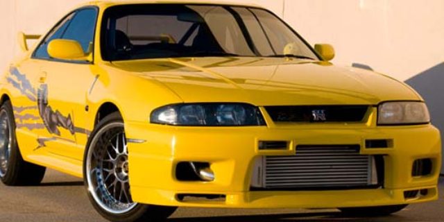 画像: 劇中では青、実生活では黄色のGT-R。 cdn.klimg.com
