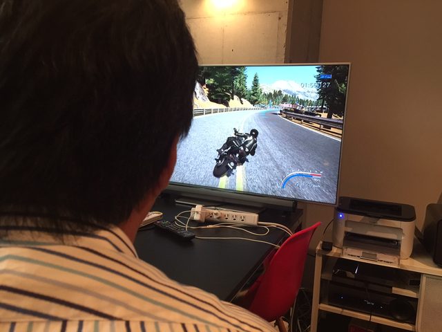 画像: ものすごく真剣です。ちなみに最初は3種類のバイクしか選べません。きっちり遊んで腕をあげると、よりいいマシンを選べるようになります。画面のバイクはYAMAHA MT-07。