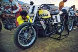 画像: 4本のチャンバーが迫力を醸し出すTZ750ダートトラッカー。水冷方式のダートトラッカーというのも、当時は珍しい存在でした。 i28.photobucket.com