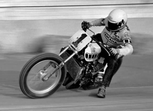 画像: 勝利に向けて疾走するケニーとTZ750ダートトラッカー。 www.todayscyclecoverage.com
