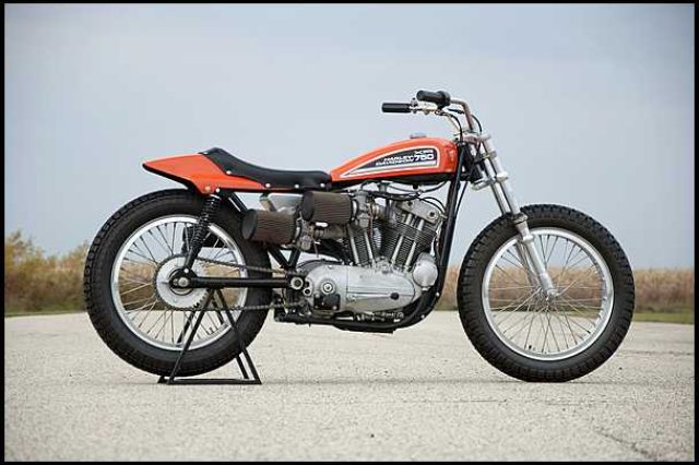 画像: 1975年型ハーレーダビッドソンXR750。1970年からのAMAクラスCレギュレーション変更(動弁方式問わず排気量上限750cc)に合わせて開発されたXR750は、1972年型からオールアルミエンジンに進化。その後も長い間ダートトラックの主流として、活躍した名機です。 img.mecum.com