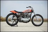 画像: 1975年型ハーレーダビッドソンXR750。1970年からのAMAクラスCレギュレーション変更(動弁方式問わず排気量上限750cc)に合わせて開発されたXR750は、1972年型からオールアルミエンジンに進化。その後も長い間ダートトラックの主流として、活躍した名機です。 img.mecum.com