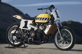 画像: USヤマハのインターカラーが映えるTZ750ダートトラッカー。横にはみ出したエアクリーナーが足に干渉しないように、ガードが取り付けられています。 clubawesome.blog.com