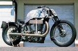 画像: セルスターターはないので、始動はキックスタート!! または押しがけです。押しがけのほうが、右足のことを考えると安全でしょうね(苦笑)。 bestcars.uol.com.br