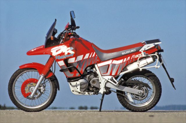 画像: 1988年にデビューしたDR750SことDR BIG。1991年型からは800ccに排気量アップした大型単気筒のデュアルパーパス車です。 www.motorradonline.de