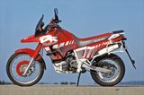 画像: 1988年にデビューしたDR750SことDR BIG。1991年型からは800ccに排気量アップした大型単気筒のデュアルパーパス車です。 www.motorradonline.de