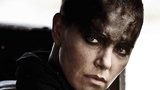 画像: 彼女たちを救い出し、みずからも脱走をはかった女戦士。シャーリーズ・セロンが熱演 www.youtube.com